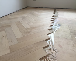 posa parquet incollato 
